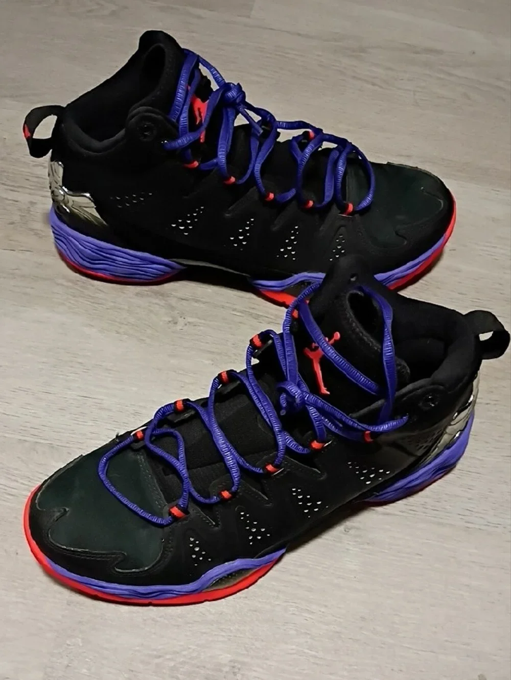 Jordan Men's Black / Purple High-Top Basketball Shoes
